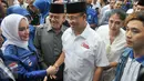 Cawagub DKI Jakarta, Anies Baswedan disambut pendukung kader PAN saat tiba di GOR Jakarta Utara, Sabtu (18/3). DPW PAN DKI Jakarta deklarasikan dukungannya untuk Anies-Sandi sebagai Cagub dan Cawagub DKI Jakarta. (Liputan6.com/Yoppy Renato)