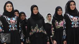 Model memeragakan busana karya Itang Yunasz berlabel Kamilaa di Pasar Tanah Abang, Jakarta, Kamis (9/3). Itang menjadikan motif batik dan tenun dalam koleksi terbarunya menyambut Ramadhan dan Idul Fitri 1438 H. (Liputan6.com/Immanuel Antonius)