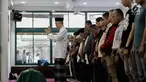 Keluarga dan kerabat mensalatkan jenazah almarhum Andika Putra Sahadewa di Mesjid Al-Iman, Cipinang Elok, Jakarta, Selasa (10/4). Bassist grup band Kerispatih, Andika Putra Sahadewa, meninggal dunia di usia 36 tahun. (Liputan6.com/Faizal Fanani)