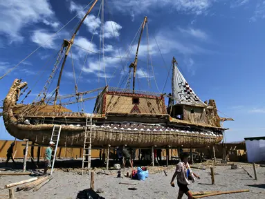 Perahu Viracocha III dipamerkan kepada publik di Pantai Chinchorro di kota Arica, Chili (5/2). Perahu ini terbuat dari rumput totora atau sejenis alang-alang. (AFP Photo/Ignacio Munoz)
