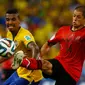 Pemain depan Meksiko, Javier Hernandez (kanan), berusaha merebut bola dari Luiz Gustavo (Brasil) saat berlaga di babak penyisihan Piala Dunia Grup A di Estadio Castelao, Brasil, (18/6/2014). (REUTERS/Kai Pfaffenbach)