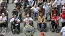 Ratusan massa dari keluarga Pejuang beserta Penghuni Rumah Negara menggelar aksi longmarch menuju Istana Merdeka, Jakarta, Senin (9/11/2015). Mereka menolak RPP tentang rumah negara PP NO 40 tahun 94 & PP No. 31 Tahun 2005. (Liputan6.com/Faizal Fanani)