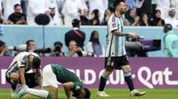 Superstar Argentina Lionel Messi meninggalkan lapangan setelah timnya kalah 1-2 dari Arab Saudi pada pertandingan pembuka Grup C Piala Dunia 2022 Qatar di&nbsp;Stadion Lusail, Lusail, Selasa, 22 November 2022. (AP Photo/Natacha Pisarenko)