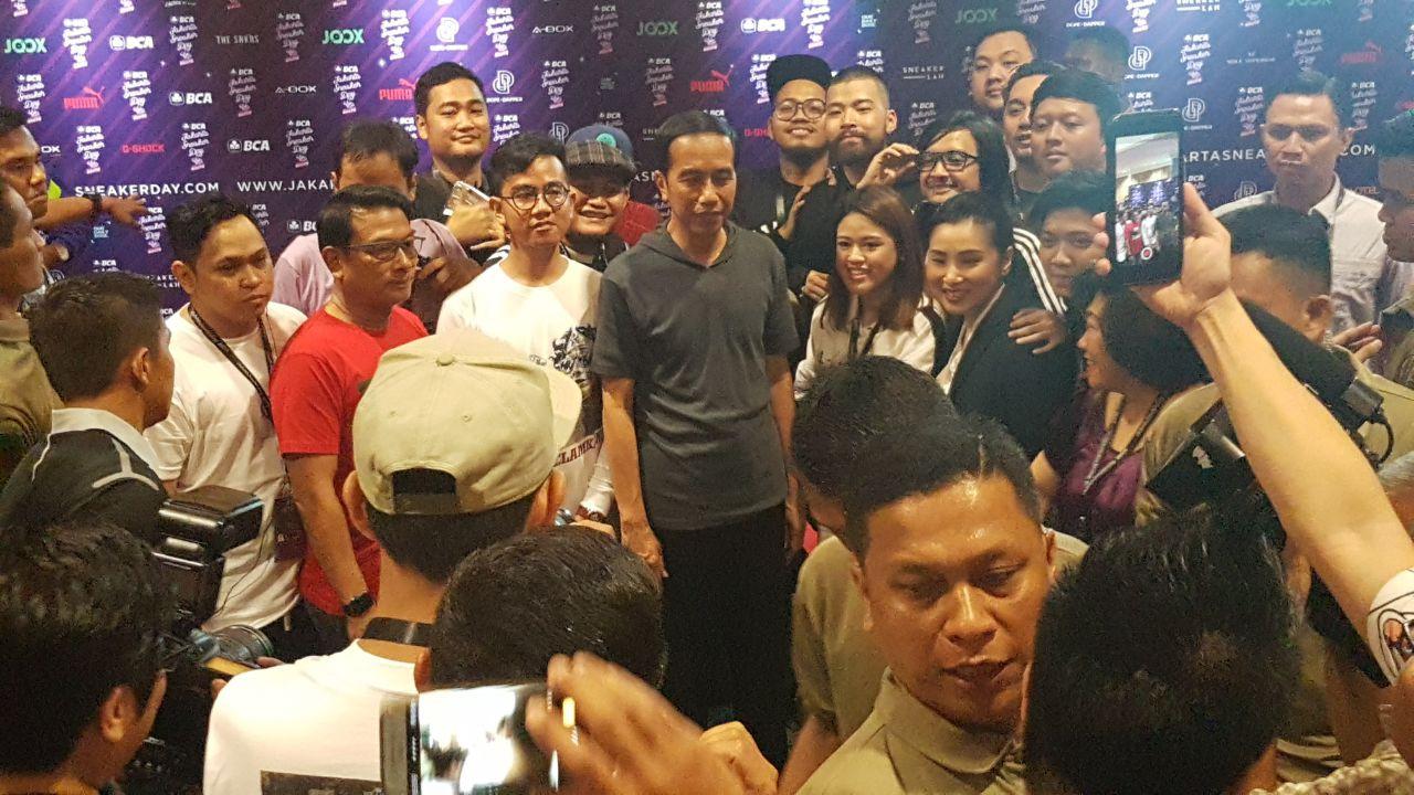 Jokowi dan Gibran Kompak Berkaus ke Jakarta Sneakers Day