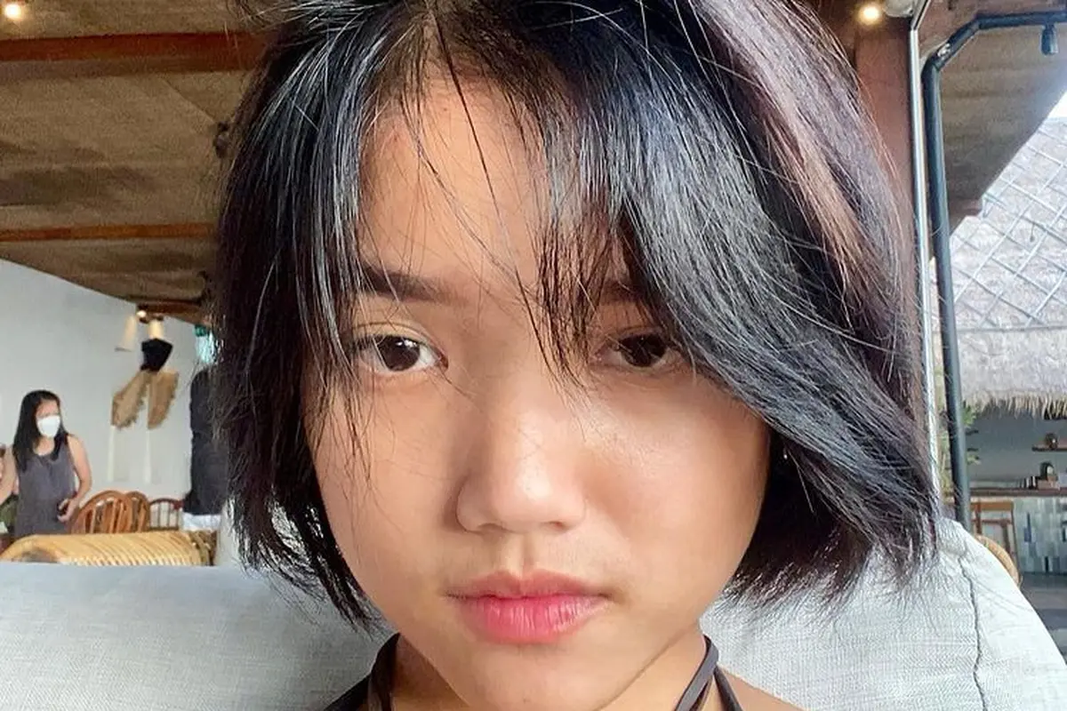 6 Potret Fuji Tanpa Makeup, Sempat Jadi Pejuang Jerawat
