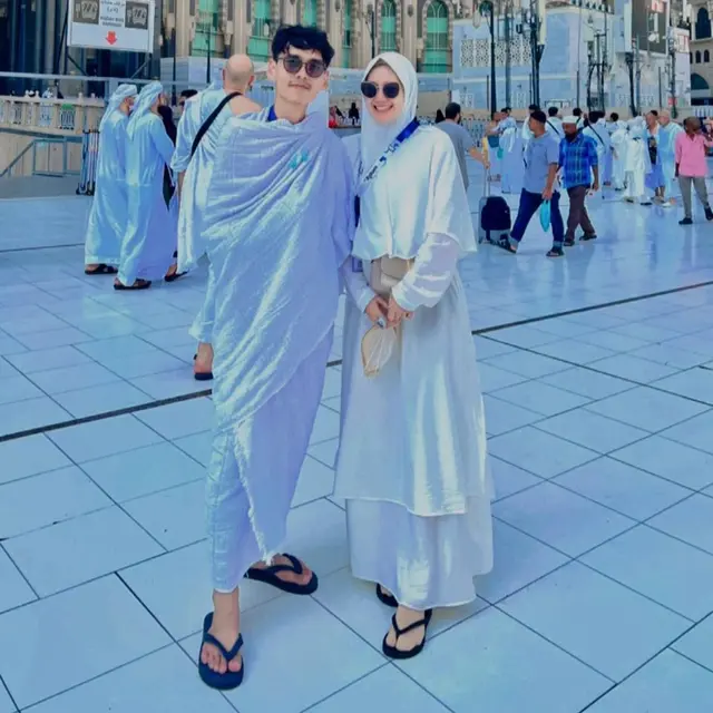 Akui Sudah Menikah di Makkah, Ini 6 Potret Mesra Beni Mulyana dan Istri