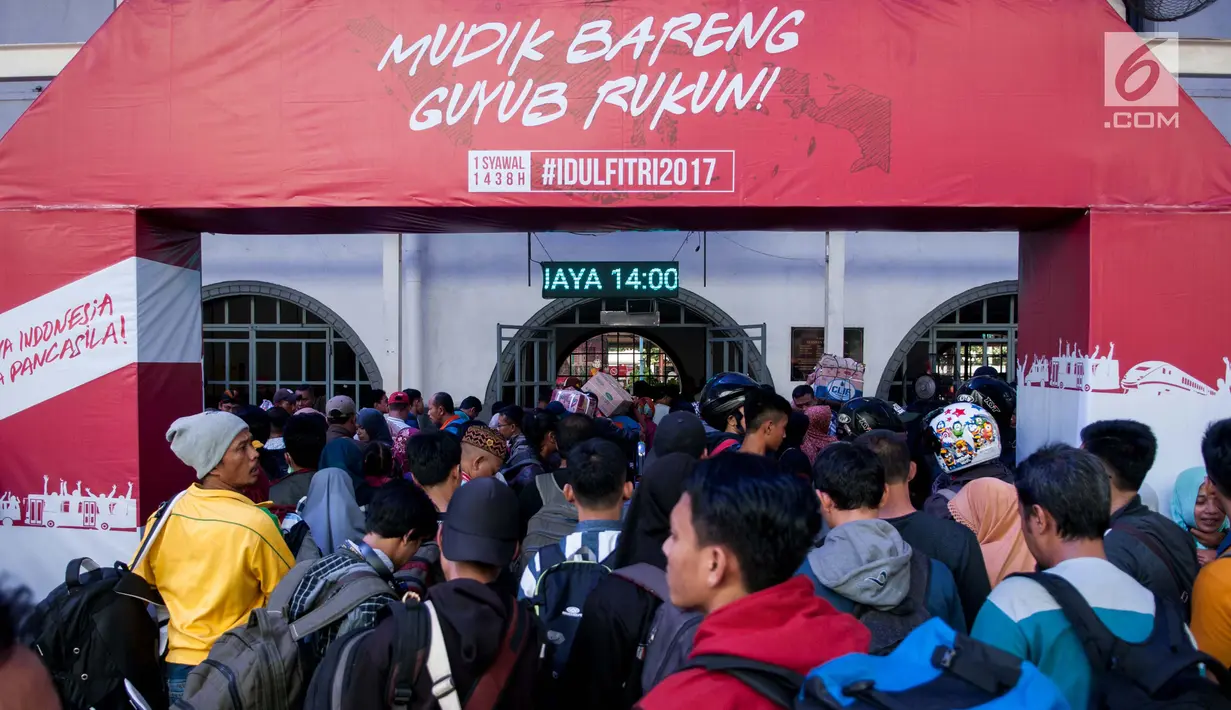 Ratusan pemudik berjalan menuju pintu keberangkatan di Stasiun Senen, Jakarta, Senin (19/6). Puncak arus pemudik di stasiun Senen diperkirakan terjadi pada H-1 Lebaran (24/6/2017). (Liputan6.com/Gempur M Surya)