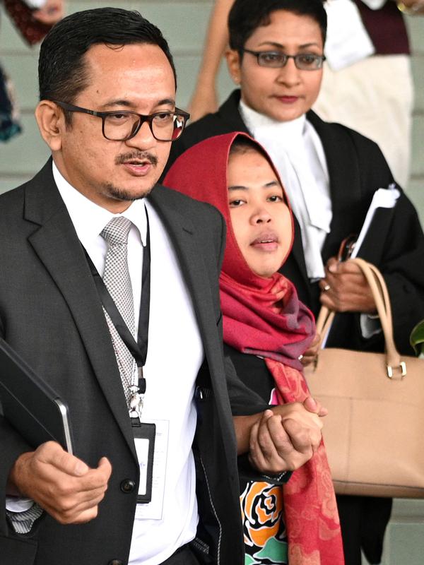 Warga negara Indonesia Siti Aisyah meninggalkan Pengadilan Tinggi Shah Alam, Kuala Lumpur, Malaysia, Senin (11/3). Seorang jaksa penuntut umum menarik tuduhan pembunuhan yang dilakukan Siti Aisyah.  (AFP Photo/ Mohf Rasfan)