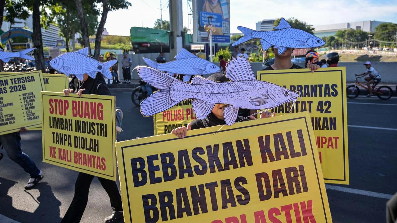FOTO: Aktivis Ecoton Serukan Sungai Bersih pada Hari Lingkungan Hidup Sedunia