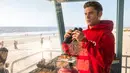 Aktor Zac Efron sebagai Matt Brody menjaga pantai saat berakting di film Baywatch." (Frank Masi / Paramount Pictures via AP)