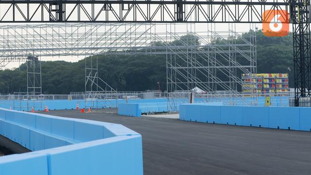 Foto: Melihat Kesibukan Pekerja Jelang Balapan Formula E di Jakarta