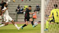 Striker Kroasia, Ivan Perisic (tengah) melepaskan tendangan ke gawang Belgia dalam laga uji coba menjelang berlangsungnya Euro 2020 di King Baudouin Stadium, Brussels, Minggu (6/6/2021). Kroasia kalah 0-1 dari Belgia. (AP/Francisco Seco)