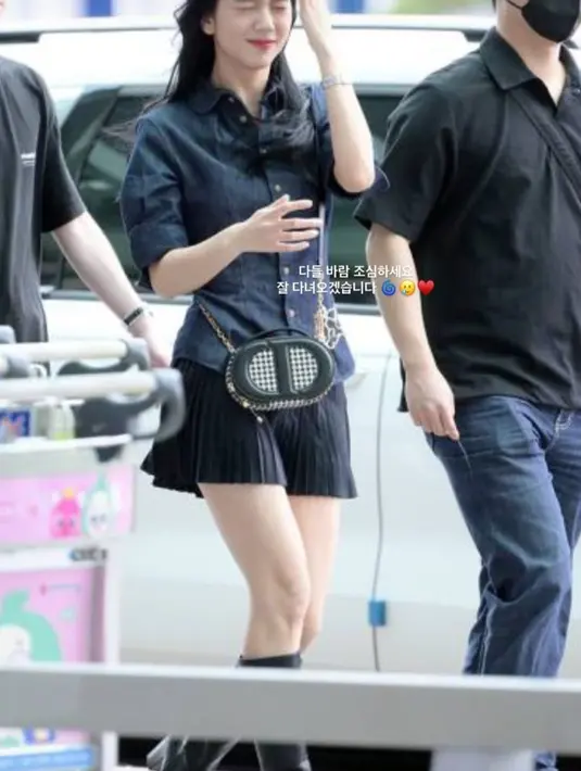 <p>Jisoo tiba di bandara dengan outfot serba hitam. Dia menegnakan kemeja dari Vivianne Westwood, jam tangan Cartier, tas Dior hingga long boots dari TDN Studio. (Foto: Newsen via Instagram/ sooyaaa__)</p>