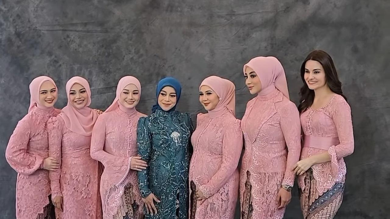 Bestie Till Jannah, 8 Potret Geng Mamayu Jadi Pagar Ayu di Acara Gender Reveal Lesti Kejora - Aurel Hermansyah Hingga Margin Wieheerm Pakai Kebaya Seragam