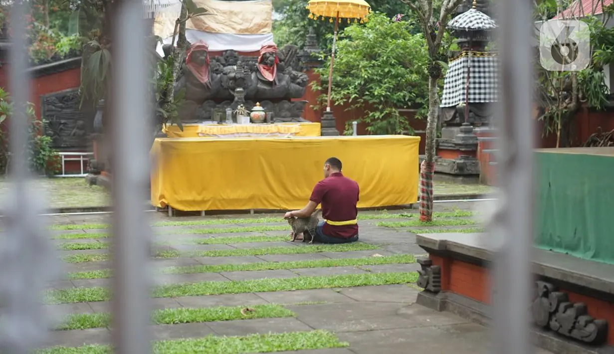 Umat Hindu berdoa di Pura Widya Dharma yang sepi di kawasan Cibubur, Jakarta Timur, Selasa (24/3/2020). Pembatasan aktivitas menjelang Hari Raya Nyepi tahun baru Saka 1942 dilakukan sesuai dengan imbauan pemerintah untuk antisipasi penyebaran virus corona Covid-19. (Liputan6.com/Immanuel Antonius)