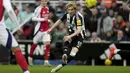 Pemain Newcastle, Anthony Gordon berusaha mencetak gol ke gawang Arsenal dalam laga leg kedua Carabao Cup 2024/2025 di St James Park, Newcastle, Inggris, Kamis (06/02/2025). (AP Photo/Jon Super)