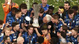 Pelatih Atalanta, Gian Piero Gasperini (tengah) dan sejumlah pemain Atalanta merayakan gelar juara Liga Europa 2023/2024 setelah mengalahkan Bayer Leverkusen dengan skor 3-0 pada laga final yang berlangsung di Dublin Arena, Irlandia, Kamis (23/05/2024) dini hari WIB. (AP Photo/PA/Brian Lawless)