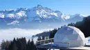 The Whitepod Resort di Swiss kita dapat melihat 15 kubah berbentuk salju dengan pemandangan pegunungan. penginapan ini memiliki kamar dengan fasilitas pembakaran kayu kompor dan kamar mandi yang nyaman. (Dailymail)