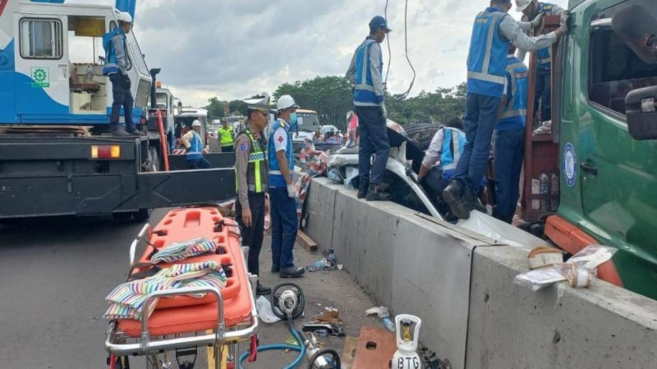 Kecelakaan Maut di Tol Batang-Semarang: Satu Tewas, Lima Luka-Luka Akibat Muatan Besi Trailer Jatuh
