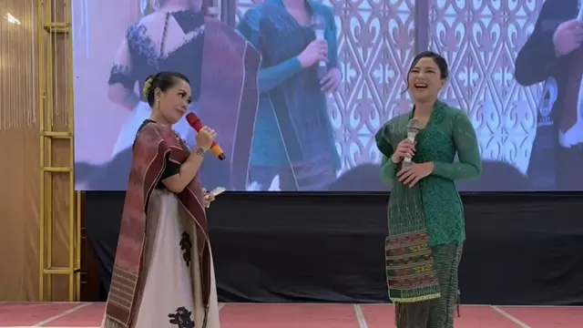 Jessica Mila di Acara Adat Batak. [@nurrihardi]