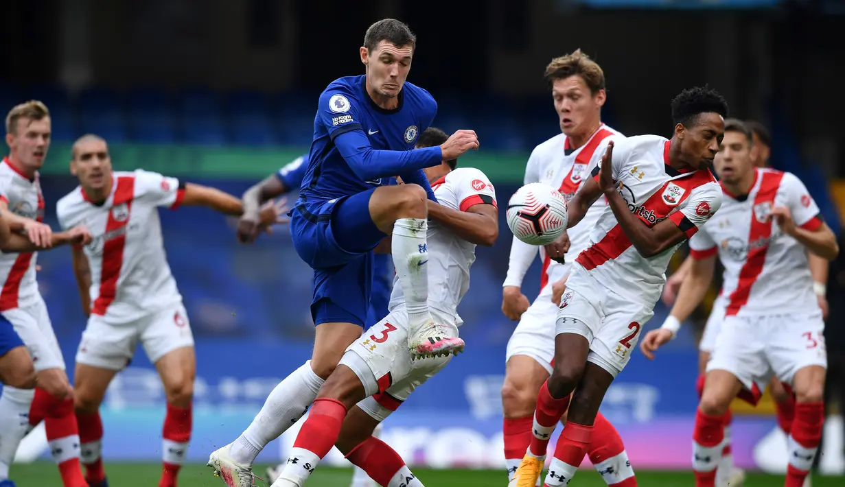 Bek Chelsea, Andreas Christensen, berebut bola dengan bek Southampton, Kyle Walker-Peters, pada laga lanjutan Liga Inggris di Stamford Brigde, Sabtu (17/10/2020) malam WIB. Chelsea bermain imbang 3-3 atas Southampton. (AFP/Ben Stansall/pool)