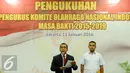 Ketua KONI Pusat, Tono Suratman (kiri) membacakan pidato usai pelantikan pengurus KONI Pusat 2015-2019 di Gedung Serbaguna, Senayan, Jakarta, Senin (11/1/2016). Menurutnya format kepengurusan saat ini telah disesuaikan. (Liputan6.com/Helmi Fithriansyah)
