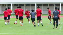 Sebagai bagian dari program persiapan, skuad Garuda Muda akan menjalani dua laga uji coba internasional melawan Mali U-22. Tampak dalam foto, pemain Timnas Indonesia U-22 saat sesi latihan resmi jelang laga melawan Mali di Stadion Madya, Senayan, Jakarta, Jumat (14/11/2025). (Bola.com/M Iqbal Ichsan)