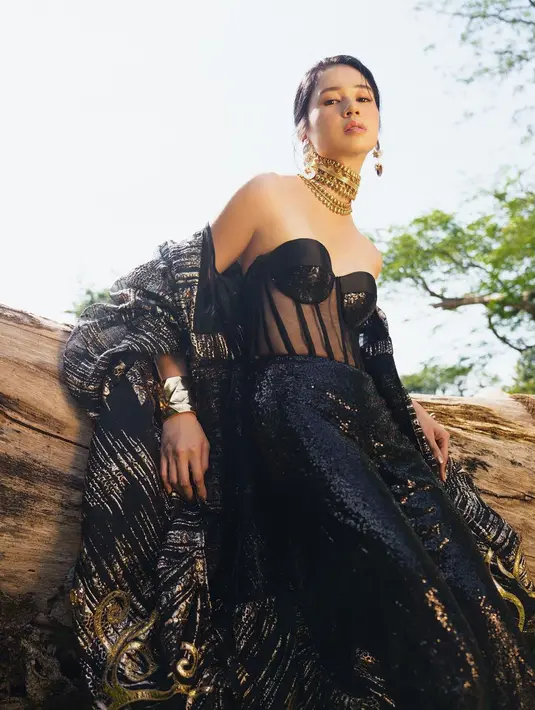 <p>Laura Basuki tampak mengenakan see-through corset dengan aksen sequin di bra cup. [cr: @winstongomez].</p>