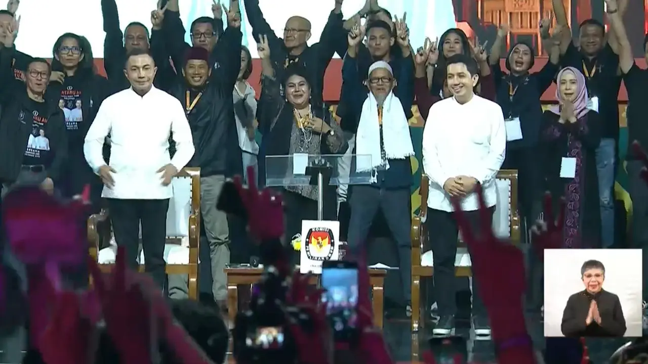Pasangan Dharma Pongrekun-Kun Wardana dalam debat kedua pilkada Jakarta 2024, Minggu (27/10/2024).
