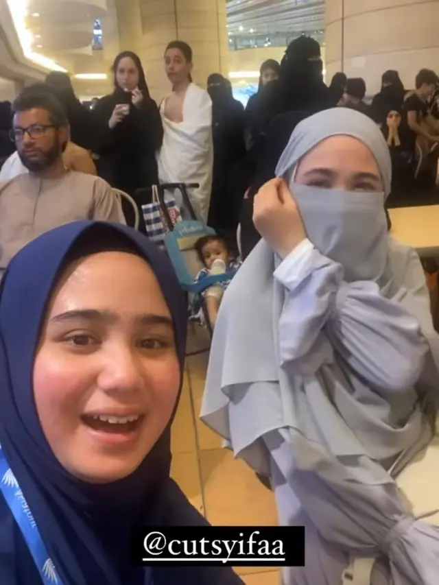 Potret Tisaa Biani saat umrah, cantik dan didoakan istiqomah berhijab