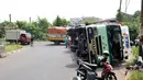 Kendati demikian, terbaliknya truk tak membuat arus kendaraan di jalan tersebut macet, mengingat posisi badan kenderaan itu terbalik di pinggir jalan, Jakarta, Jumat (15/8/14). (Liputan6.com/Panji Diksana)