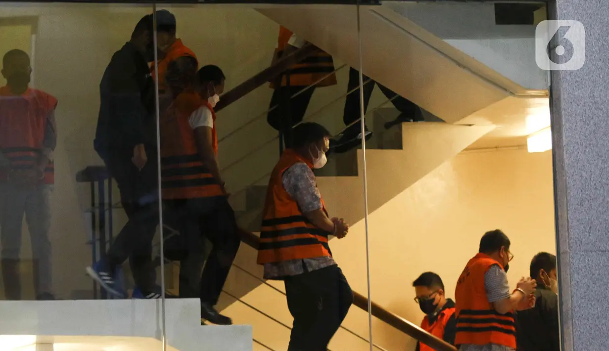 Penyidik KPK menetapkan 10 orang tersangka yang langsung ditahan terkait dengan kasus dugaan korupsi pembangunan dan perbaikan rel kereta api di Jawa, Sumatera dan Sulawesi. (Liputan6.com/Herman Zakharia)