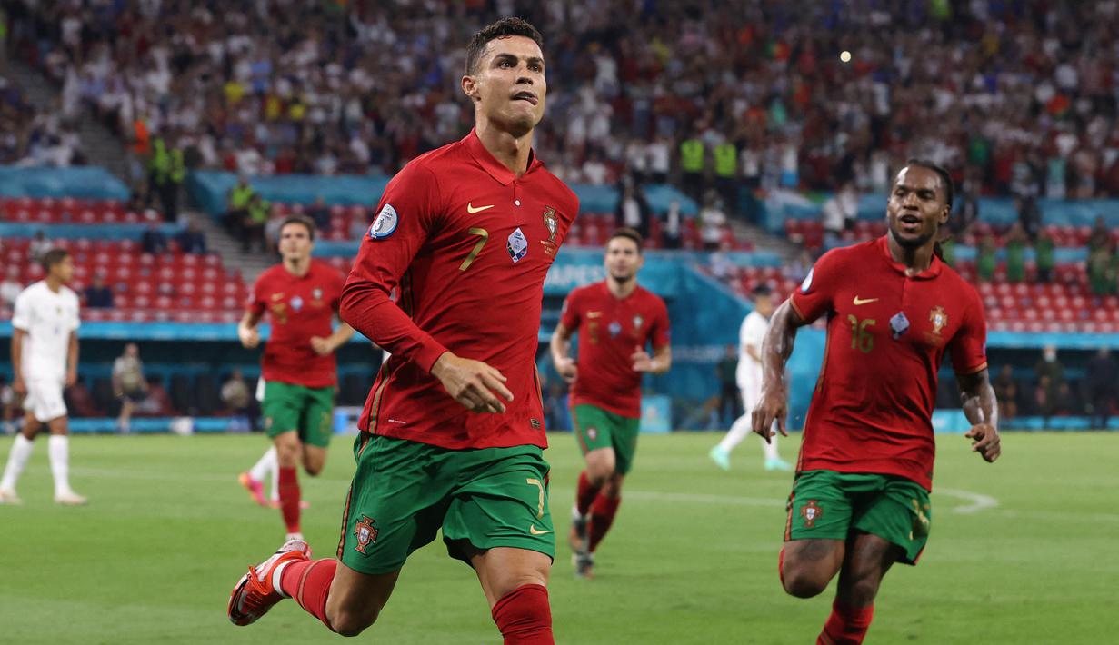 Nama pertama adalah Cristiano Ronaldo. Ia akan menjadi momok menakutkan bagi gawang Makedonia Utara lewat kepiawainnya mencetak gol. Musim ini, penyerang 37 tahun tersebut berhasil menyarangkan 18 gol dari 32 penampilannya bersama Manchester United. (AFP/Bernadett Szabo)