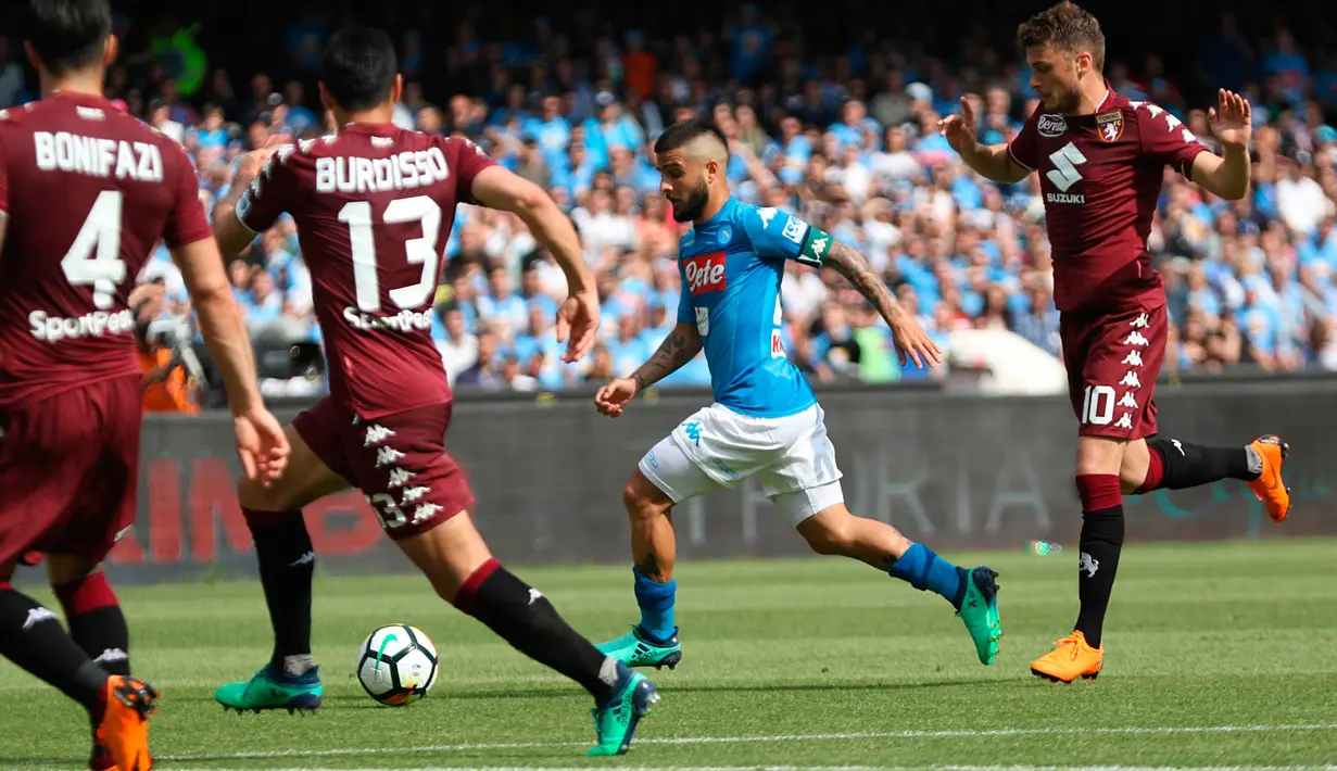 Pemain depan Napoli Lorenzo Insigne membawa bola saat pertandingan Liga Italia di San Paolo Comunal Stadium (6/5). Dengan situasi seperti ini, terlihat peluang Napoli makin kecil untuk meraih gelar juara Liga Italia. (Cesare Abbate / ANSA via AP)