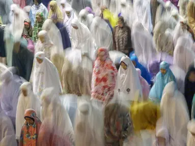 Ribuan umat muslim melaksanakan salat tarawih pertama Ramadan 1440 H di Masjid Istiqlal, Jakarta, Minggu (5/5/2019). Salat tarawih dilaksanakan setelah pemerintah melalui Menteri Agama menetapkan awal Ramadan jatuh pada Senin 6 Mei 2019 usai sidang isbat (LIputan6.com/Helmi Fithriansyah)