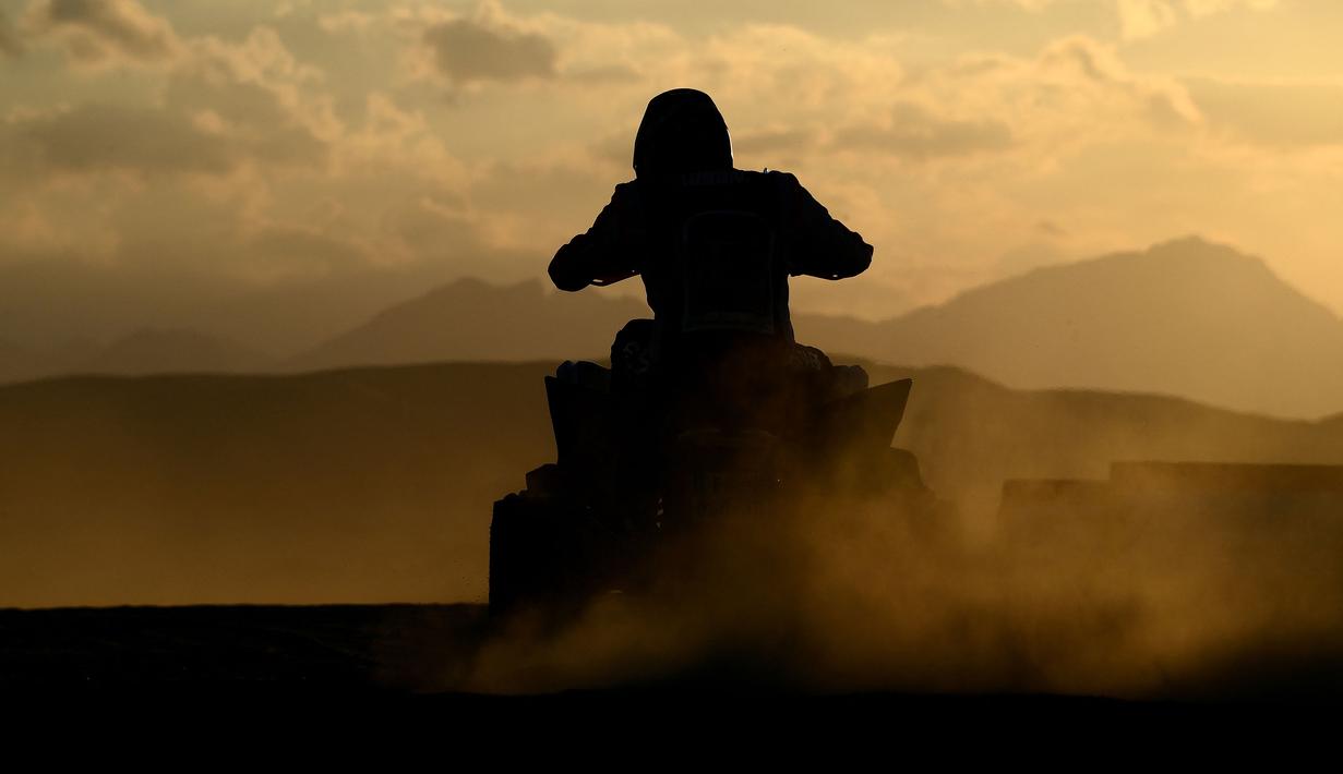 Siluet seorang pembalap ATV selama Stage 1A Reli Dakar 2022 antara Jeddah dan Hail, di Arab Saudi, pada 1 Januari 2022. (AFP/Franck Fife)