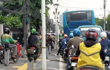 Operasi Ramadan, Satpol PP Bersihkan 19 Trotoar Jakarta dari PKL-Jukir Liar