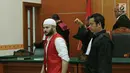 Tersangka Ridho Rhoma bersiap meninggalkan ruangan usai menjalani sidang lanjutan di Pengadilan Negeri Jakarta Barat, Selasa (29/08). Sidang lanjutan kali ini beragendakan tuntutan dari Jaksa Penuntut Umum. (Liputan6.com/Herman Zakharia)