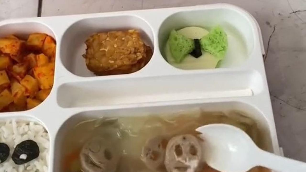 Tak hanya di nasinya saja yang dihias, istrinya bahkan membuat gambar wajah seram pada bakso yang ia masak menjadi sup.