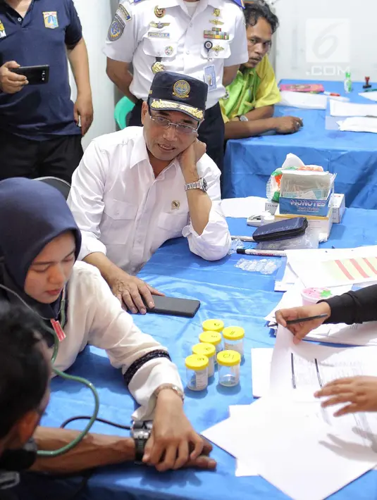 Menhub Budi Karya Sumadi melihat pengecekan kesehatan sopir bus saat meninjau kesiapan arus balik Lebaran di Terminal Kampung Rambutan, Jakarta, Selasa (19/6). Budi menekankan pentingnya keamanan dan kenyamanan bagi pemudik. (Liputan6.com/Faizal Fanani)