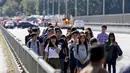 Sejumlah orang berjalan menjauh usai kecelakaan antara bus carter mahasiswa dengan kendaraan wisata amfibi di sebuah jembatan di Seattle, AS, Kamis (25/9). Tiga orang mahasiswa Indonesia lainnya yang mengalami luka-luka. (REUTERS/Jason Redmond)
