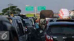 Sejumlah kendaraan terjebak macet di Tol Pejagan, Jawa Tengah, Senin (4/7). Macet parah tersebut dikarenakan tutupnya pintu keluar Tol Pejagan. (Liputan6.com/Angga Yuniar)