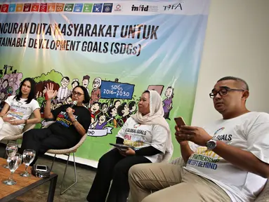 Tokoh gerakan masyarakat sipil, Zumrotin K. Susilo (tengah) memberikan keterangan dalam acara launching Duta Masyarakat untuk SDGs di Jakarta, Rabu (24/2). INFID memperkenalkan lima Duta Masyarakat untuk SDGs. (Liputan6.com/Immanuel Antonius)