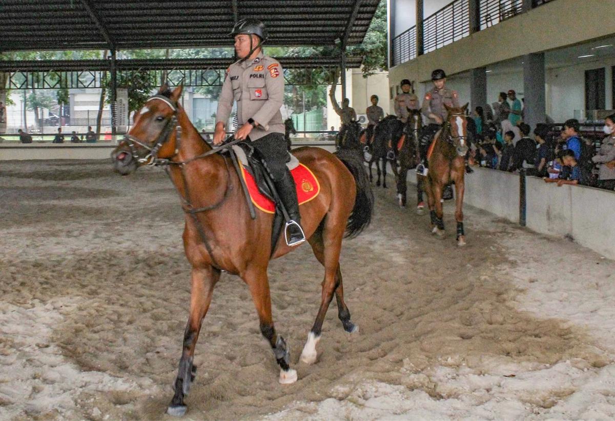 FOTO: Komunitas Jendela Jakarta Ajak Anak-Anak Kenali Peran Polisi Satwa