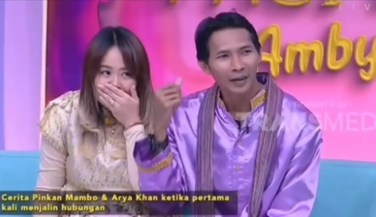 "Aku sudah bilang, kalau mau nikah sama aku, kamu masuk muslim. Aku nggak mau nikah tapi beda agama," kata Arya Khan. "Jadi kita sepakat, dia masuk muslim," sambungnya. [Youtube]