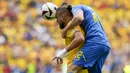 Striker Timnas Rumania, George Puscas (kiri) berebut bola dengan bek Timnas Ukraina, Mykola Matviyenko pada laga Grup E Euro 2024 di Allianz Arena, Munchen, Jerman, Senin (17/6/2024). (AP Photo/Antonio Calanni)