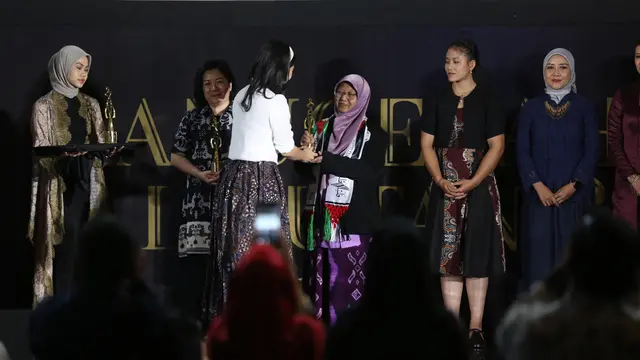 Dokter Spesialis Kebidanan dan Kandungan Prita Kusumaningsih menerima penghargaan Anugerah Perempuan Hebat 2025 Liputan6.