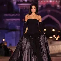 Kylie Jenner gebrak panggung Paris Fashion Week dengan menjelm jadi disney princess [@kyliejenner]