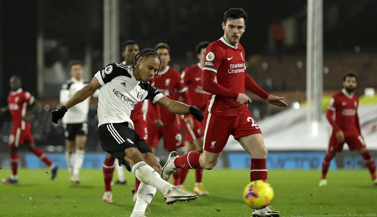 Striker Fulham, Bobby Decordova-Reid, melepaskan tendangan yang berbuah gol untuk timnya ke gawang Liverpool dalam laga lanjutan Liga Inggris 2020/21 pekan ke-12 di Craven Cottage, Minggu (13/12/2020). Fulham bermain imbang 1-1 dengan Liverpool. (AFP/Matt Dunham/Pool)