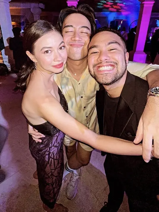 Melengkapi penampilan dengan anting-anting panjang warna hitam. Dengan makeup bernuansa pink kemerahan. [@ranggazlaksmana]